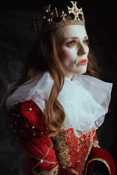 沉思的中世纪女王 身穿红色衣服 头戴深灰色背景的皇冠 — 图库照片