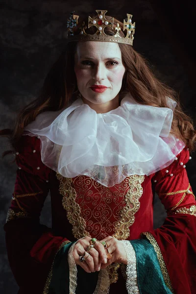 Reina Medieval Vestido Rojo Con Cuello Blanco Corona Sobre Fondo — Foto de Stock