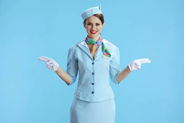 Szczęśliwy Elegancki Stewardesa Kobieta Odizolowany Niebieskim Tle Niebieski Mundur Gestykulacji — Zdjęcie stockowe