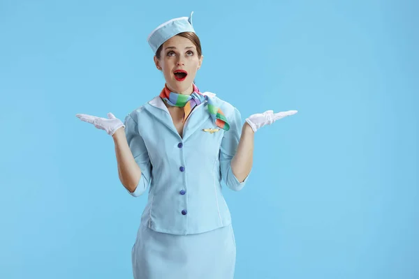 Surprise Élégante Hôtesse Air Femme Isolée Sur Fond Bleu Uniforme — Photo