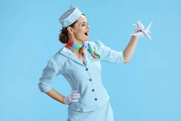 Elegante Aeromoça Mulher Contra Fundo Azul Uniforme Azul Com Pequeno — Fotografia de Stock