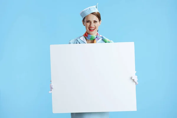 Glücklich Elegante Stewardess Frau Vor Blauem Hintergrund Blauer Uniform Zeigt — Stockfoto