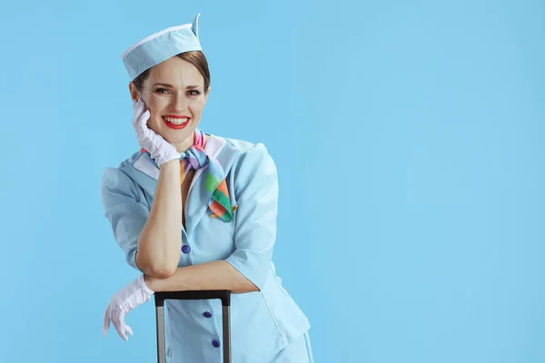 Χαρούμενη Κομψή Γυναίκα Αεροσυνοδός Έναντι Μπλε Φόντο Μπλε Στολή Τσάντα — Φωτογραφία Αρχείου