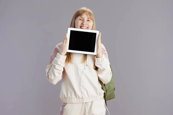 Ευτυχής Trendy Μαθητής Μπεζ Φόρμα Σακίδιο Που Δείχνει Tablet Κενό — Φωτογραφία Αρχείου