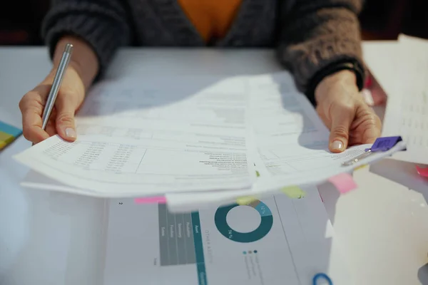 Tempo Impostos Contabilista Mulher Trabalhando Com Documentos — Fotografia de Stock