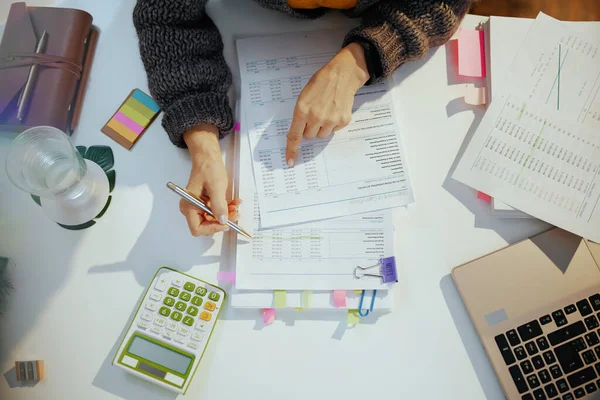 Belastingtijd Accountant Vrouw Werken Met Documenten — Stockfoto