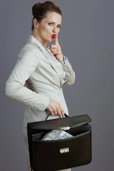 Snygg Gammal Kvinna Arbetare Lätt Kostym Med Portfölj Och Dollar — Stockfoto