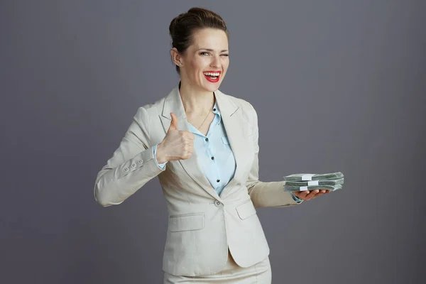 Sorrindo Elegante Mulher Negócios Terno Negócios Leve Com Dólares Pacotes — Fotografia de Stock