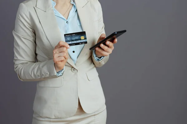 Nahaufnahme Einer Arbeiterin Leichten Business Anzug Mit Smartphone Und Kreditkarte — Stockfoto