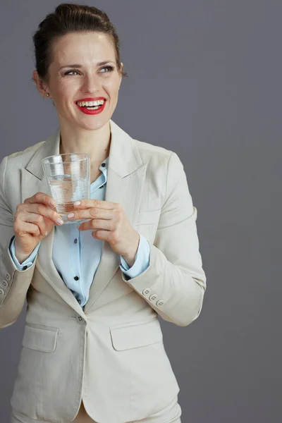 Szczęśliwy Nowoczesny Biznes Kobieta Lekkim Garniturze Biznesu Szklanką Wody Izolowane — Zdjęcie stockowe
