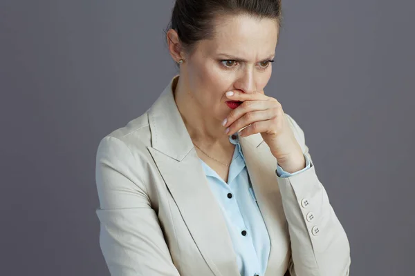 Stressad Elegant Medelålders Kvinna Arbetare Lätt Kostym Isolerad Grå Bakgrund — Stockfoto