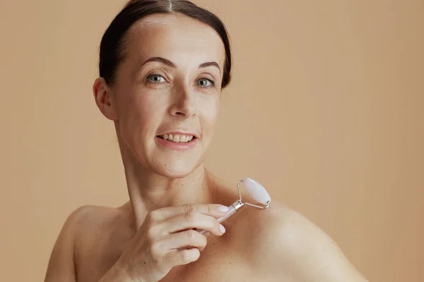 Porträtt Lycklig Modern Gammal Kvinna Med Roller Massager Mot Beige — Stockfoto