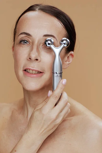 Moderne Vrouw Met Elektrische Massager Geïsoleerd Beige — Stockfoto