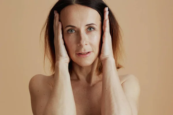 Moderne Frau Mittleren Alters Mit Kurzen Haaren Vor Beigem Hintergrund — Stockfoto