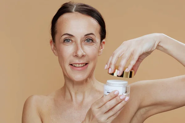 Retrato Mujer Moderna Feliz Con Frasco Crema Facial Sobre Fondo — Foto de Stock