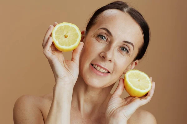 Portræt Smilende Moderne Midaldrende Kvinde Med Citron Isoleret Beige Baggrund - Stock-foto
