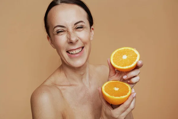 Portret Van Een Lachende Moderne Jarige Vrouw Met Oranje Tegen — Stockfoto