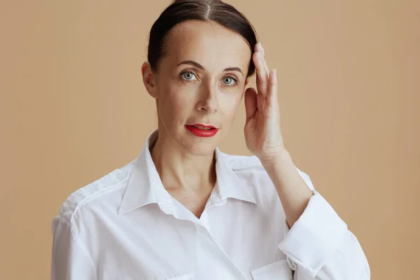 Beyaz Gömlekli Modern Kadın Bej Arka Planda Izole Edilmiş — Stok fotoğraf