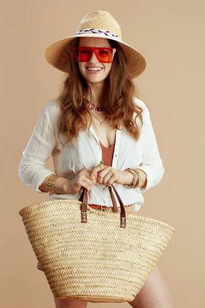 Plaj Tatili Beyaz Bluzlu Şortlu Mutlu Hanımı Saman Çantalı Şapkalı — Stok fotoğraf