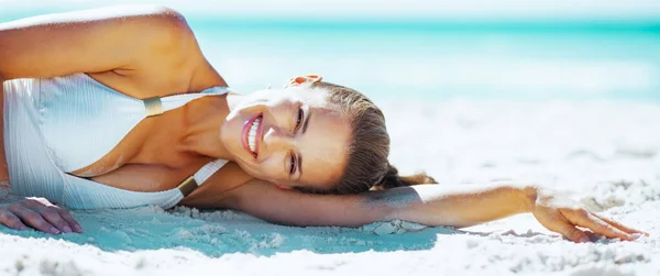 Smiling Young Woman Laying Beach — Stock Photo, Image