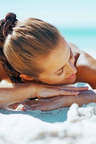 Mujer Joven Feliz Traje Baño Relajante Mientras Pone Playa Arena —  Fotos de Stock