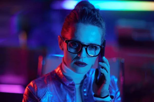 Neon Metaverse Futuristisches Konzept Nachdenkliche Trendfrau Brille Mit Smartphone Modernen — Stockfoto