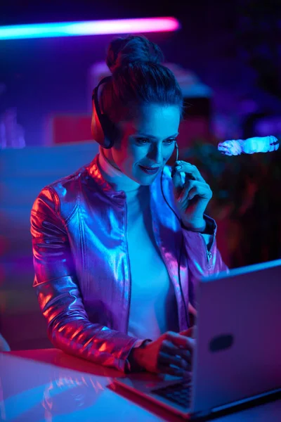 Conceito Futurista Metaverso Néon Sorrindo Mulher Negócios Elegante Com Laptop — Fotografia de Stock