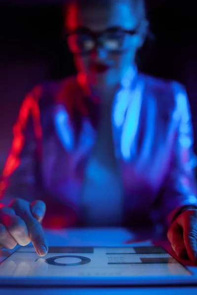 Neon Metaverse Futuristiska Koncept Närbild Kvinnan Med Hjälp Tablettdator — Stockfoto