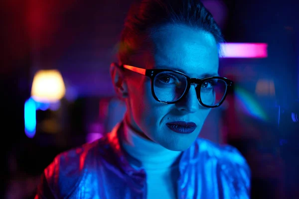 未来的な概念を嫌悪するネオン 現代オフィスの眼鏡の現代ビジネス女性の肖像 — ストック写真