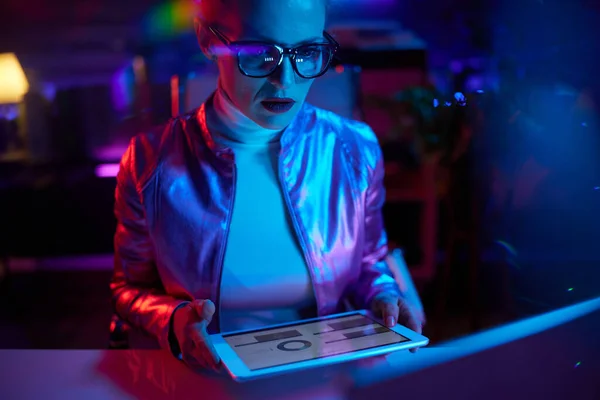 Neon Metaverse Futuristisches Konzept Nachdenkliche Geschäftsfrau Brille Mit Tablet Erkundet — Stockfoto
