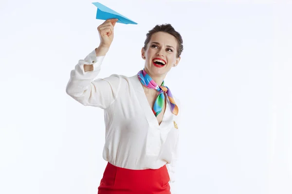 快乐优雅的女空姐 身穿蓝色纸飞机制服 背景白色 与外界隔绝 — 图库照片