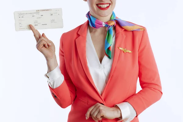 身着制服 身穿机票 背景为白色的优雅女性乘务员微笑的服装 — 图库照片