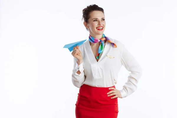 Gülümseyen Şık Hostes Kadın Mavi Kağıt Uçakla Beyaz Arka Planda — Stok fotoğraf