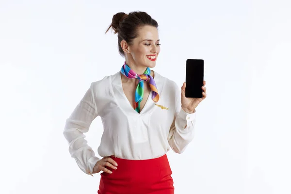 Šťastný Stylový Ženský Letuška Izolované Bílém Pozadí Uniformě Zobrazující Smartphone — Stock fotografie
