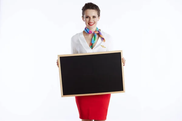 Χαμογελαστή Σύγχρονη Γυναίκα Αεροσυνοδός Απομονωμένη Λευκό Φόντο Στολή Που Δείχνει — Φωτογραφία Αρχείου