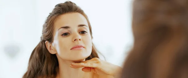 Mulher Jovem Examinando Condição Pele Facial — Fotografia de Stock