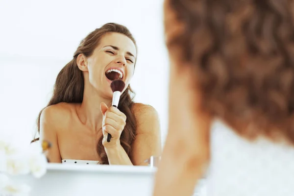 Fröhliche Junge Frau Singt Schminkpinsel Badezimmer — Stockfoto