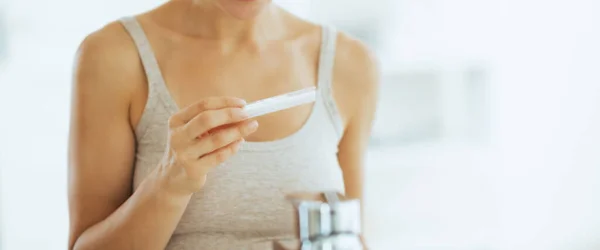 Zbliżenie Szczęśliwy Młoda Kobieta Test Ciążowy — Zdjęcie stockowe