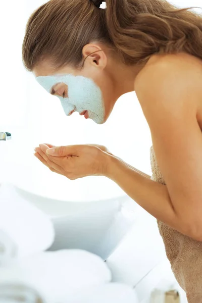 Junge Frau Trägt Kosmetische Gesichtsmaske Die Gesicht Wäscht — Stockfoto
