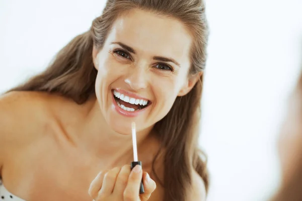 Mujer Joven Feliz Aplicando Brillo Labial Baño —  Fotos de Stock