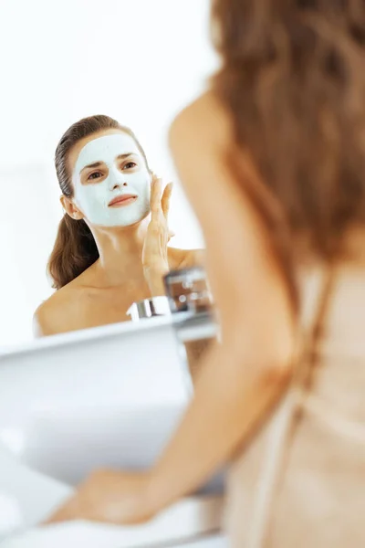 Junge Frau Trägt Kosmetische Gesichtsmaske — Stockfoto