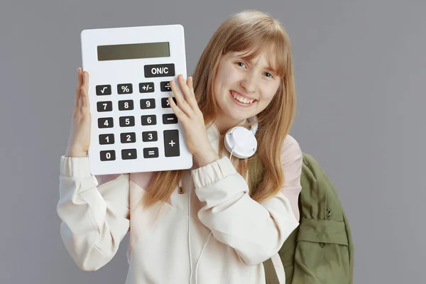 Retrato Adolescente Moda Sonriente Chándal Beige Con Mochila Calculadora Auriculares —  Fotos de Stock