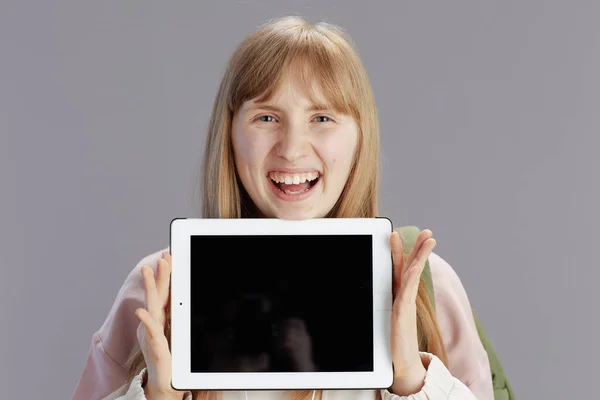Portret Uśmiechniętej Modnej Dziewczyny Beżowym Dresie Cyfrowy Tablet Pusty Ekran — Zdjęcie stockowe