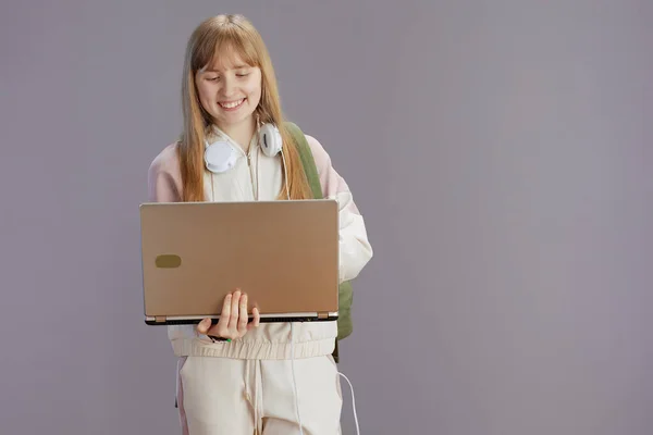 Sorrindo Menina Moderna Traje Bege Com Fones Ouvido Usando Laptop — Fotografia de Stock