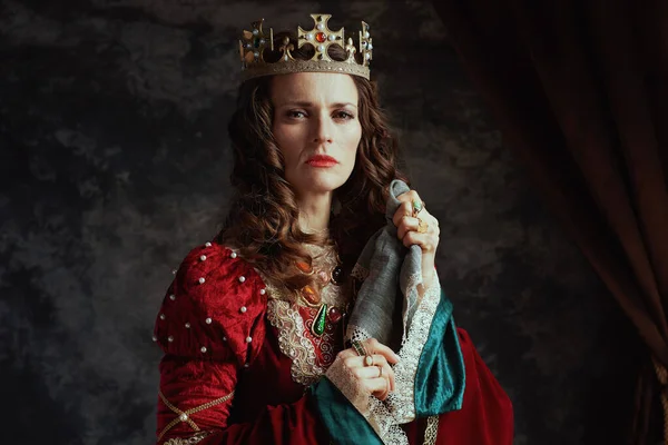 中古时代的女王 身穿红色衣服 头戴手帕和深灰色背景的王冠 — 图库照片