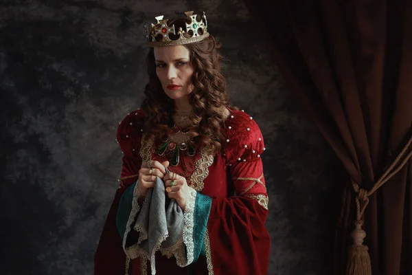 Ongelukkige Middeleeuwse Koningin Rode Jurk Met Zakdoek Kroon Donkergrijze Achtergrond — Stockfoto