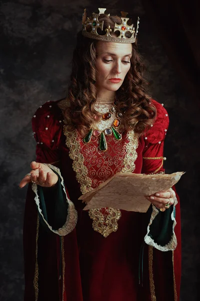 Reina Medieval Vestido Rojo Con Pergamino Corona Sobre Fondo Gris —  Fotos de Stock