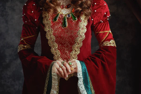 Nahaufnahme Der Mittelalterlichen Königin Roten Kleid Auf Dunkelgrauem Hintergrund — Stockfoto