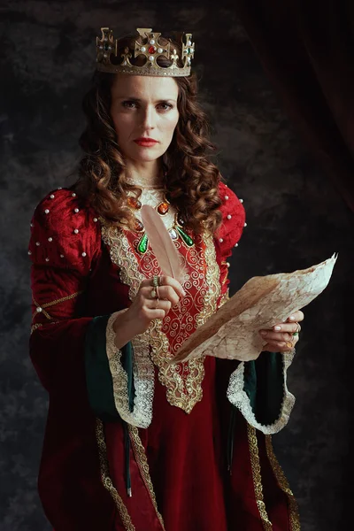 Rainha Medieval Vestido Vermelho Com Pergaminho Coroa Fundo Cinza Escuro — Fotografia de Stock