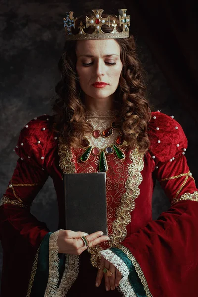 Middeleeuwse Koningin Rode Jurk Met Boek Kroon Donkergrijze Achtergrond — Stockfoto